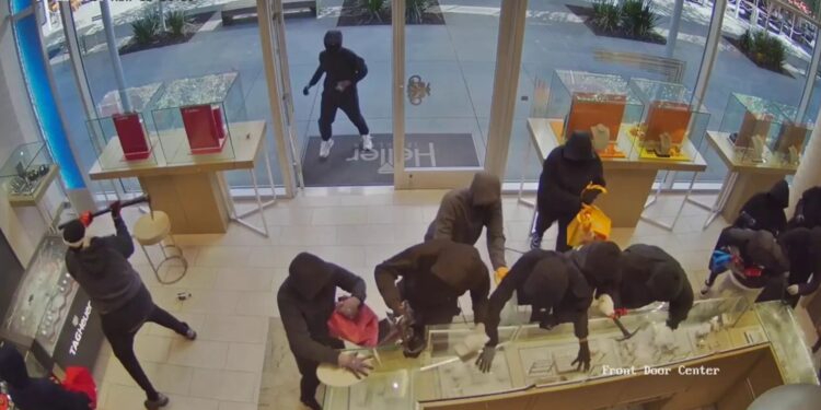 Разграден двор: Десетки маскирани нападат с чукове и кирки бижутериен магазин в Калифорния ВИДЕО
