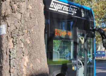 Пътник счупи стъклото на врата в автобус в бургаския градски транспорт, за да слезе