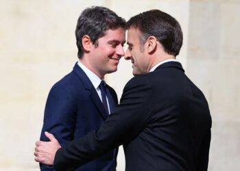 Макрон се вкопчва във властта и бута Франция в бездната – бивш премиер и гей авер го нападна яростно по телевизията