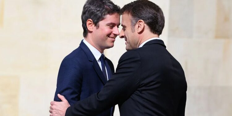 Макрон се вкопчва във властта и бута Франция в бездната – бивш премиер и гей авер го нападна яростно по телевизията