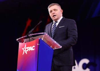 Роберт Фицо: Социалистите от ПЕС са банда хомосексуални войнолюбци