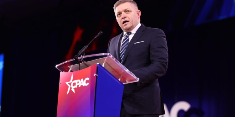 Роберт Фицо: Социалистите от ПЕС са банда хомосексуални войнолюбци