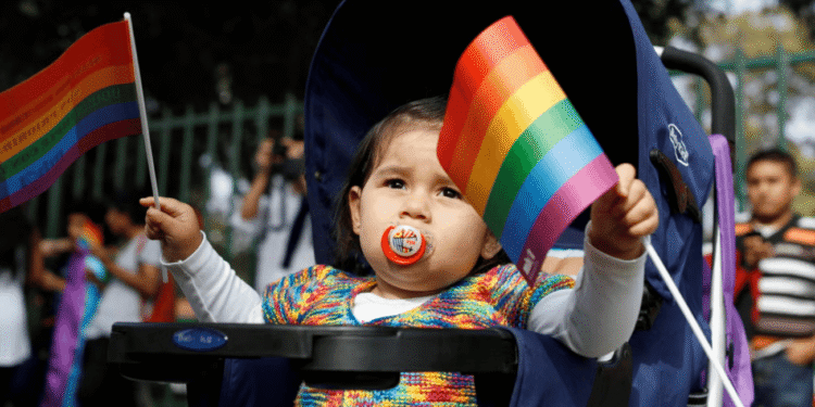 Българка разказа за джендър извращенията в канадските училища – небинарни деца лазят и мяучат, възприемали се като котки