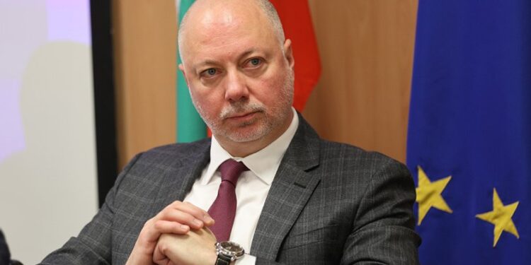 “Политико”: US санкциите срещу “Лукойл” махат главата на Желязков