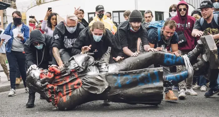 „Грозните граждани“ на джихад срещу „умрелите бели мъже“