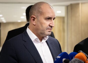 Радев: Тарторът на правителството всяка седмица тайно лети към Дубай с частен „Фалкон“. Той съсипва и разпродава всичко, до което се докосне… наред е държавата