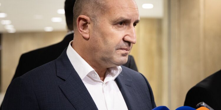 Радев: Тарторът на правителството всяка седмица тайно лети към Дубай с частен „Фалкон“. Той съсипва и разпродава всичко, до което се докосне… наред е държавата