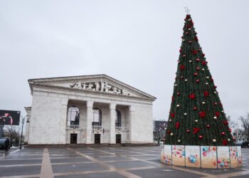 В Мариупол откриха възстановения театър, който през 2022 г. бе взривен от батальона “Азов” ВИДЕО