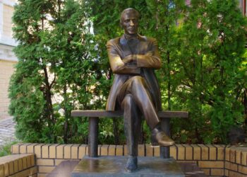 Мирният план на Тръмп и Булгаков – защо Украйна събаря паметника на писателя в родния му Киев?