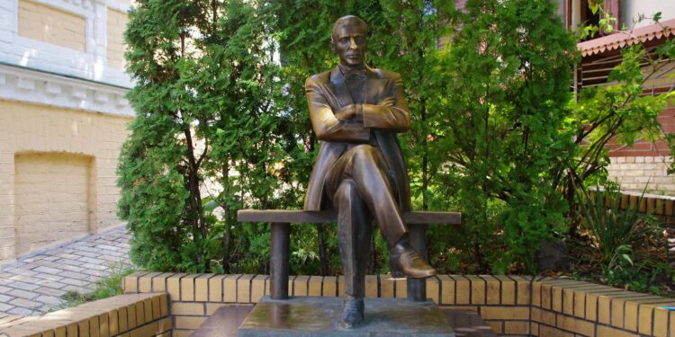 Мирният план на Тръмп и Булгаков – защо Украйна събаря паметника на писателя в родния му Киев?