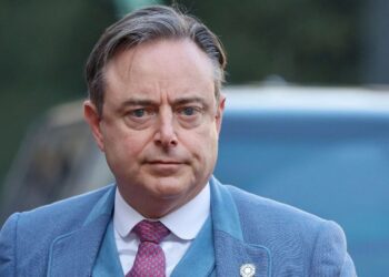 “Отивам в дачата си в Санкт Петербург” – белгийският премиер се разправи зрелищно с мисирка от “Политико”