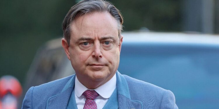 “Отивам в дачата си в Санкт Петербург” – белгийският премиер се разправи зрелищно с мисирка от “Политико”