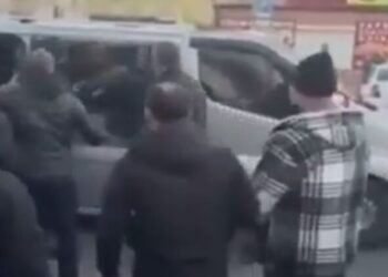 Разгневени жители на Одеса разбиха микробус на ТЦК, за да спасят младежи от мобилизация ВИДЕО