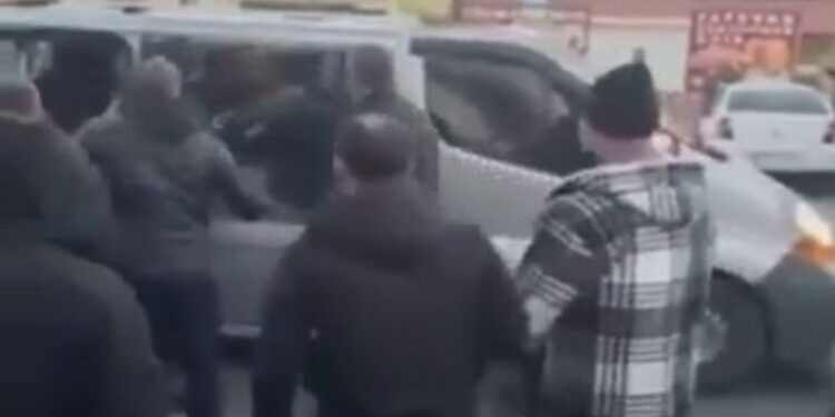 Разгневени жители на Одеса разбиха микробус на ТЦК, за да спасят младежи от мобилизация ВИДЕО