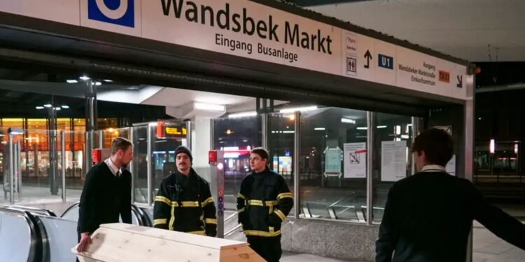 Мигрант от Южен Судан уби 18-годишно момиче на метростанция в Хамбург